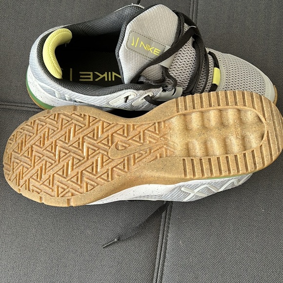 Mens Nike shoes - Picture 2 of 6